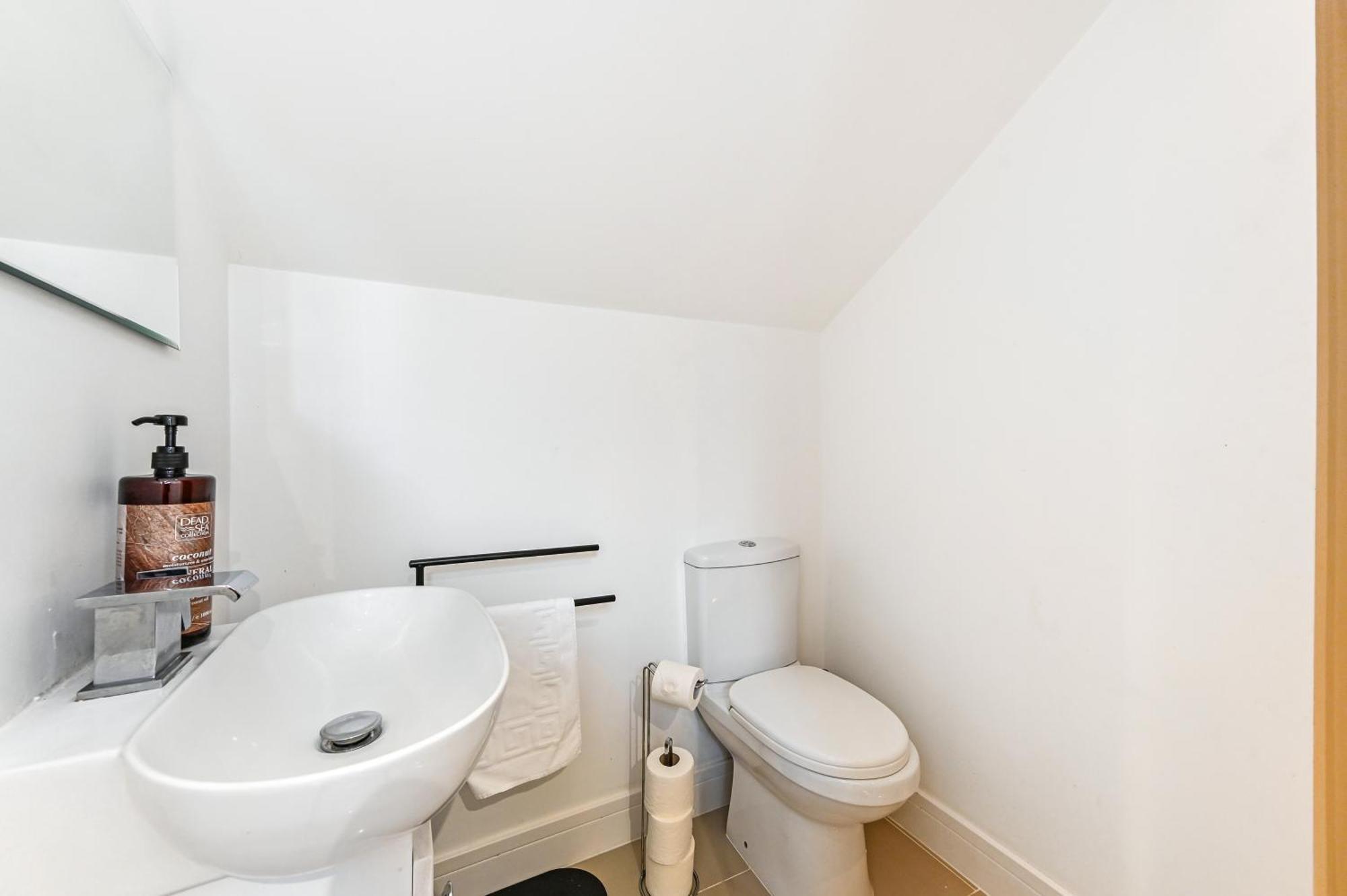 Family 1 Bed Apt Near Cardiff City Centre, Free Parking, Quiet, Secure Neighbourhood Экстерьер фото